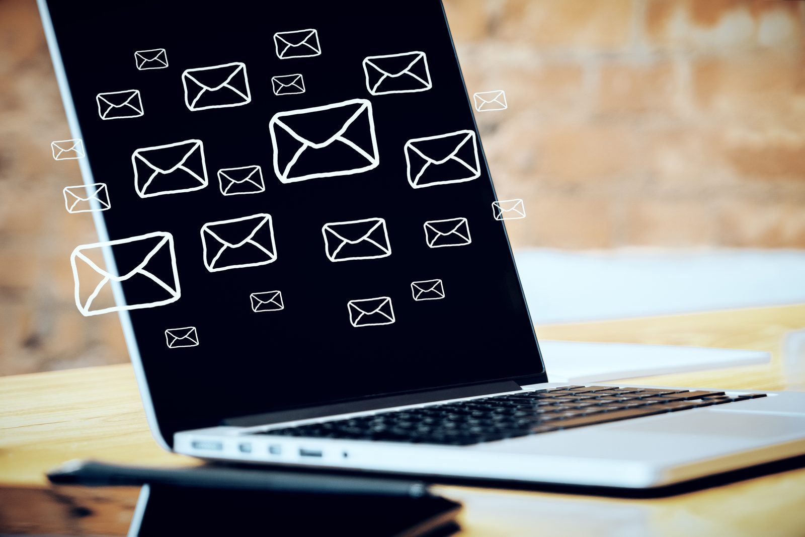 Ordinateur portable affichant des icônes d'emails : la délivrabilité emailing