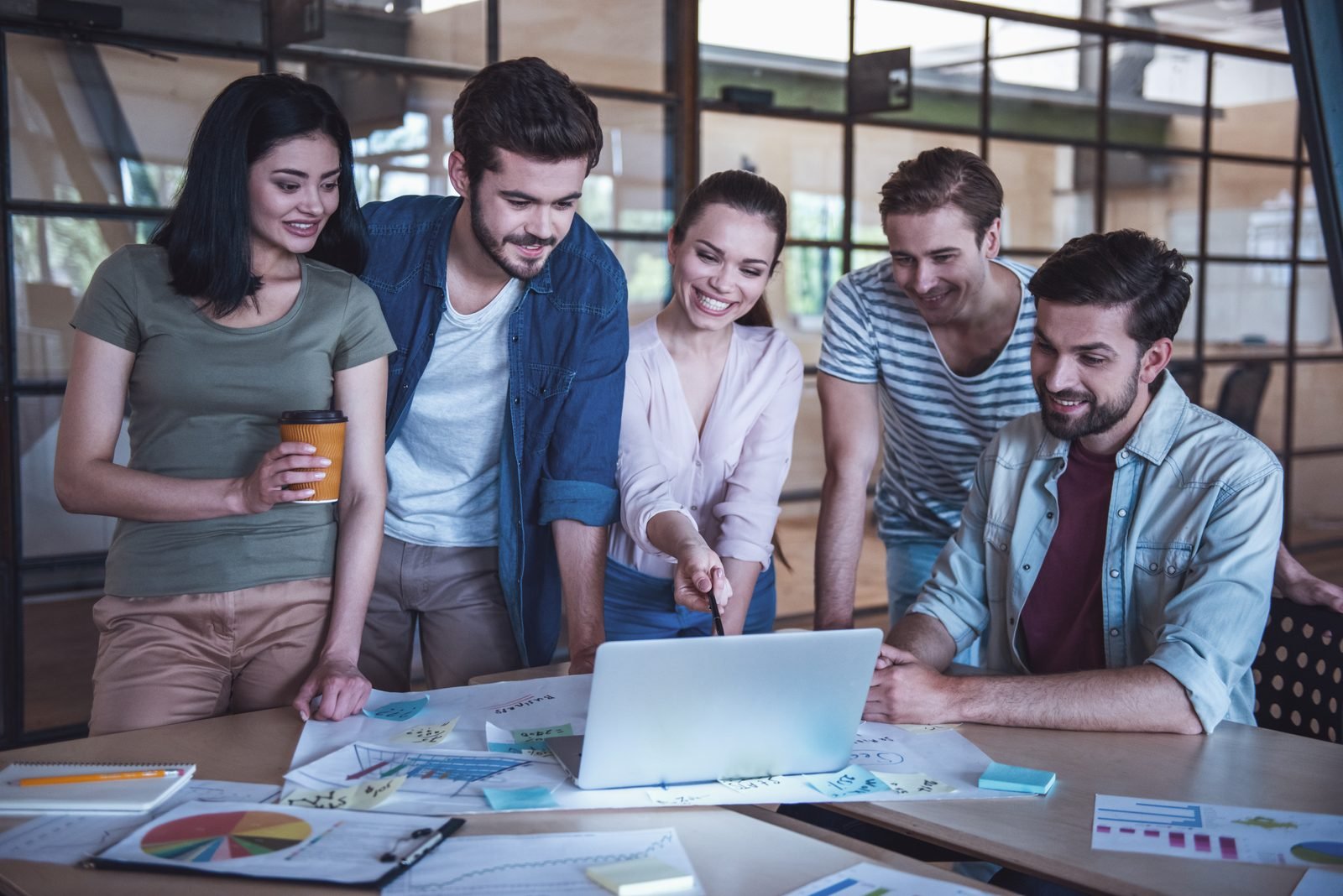 Équipe marketing construisant sa stratégie d'email marketing
